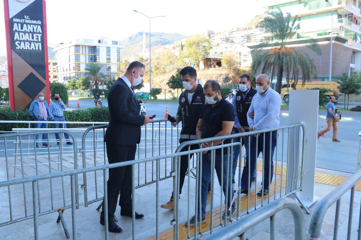 Alanya'da kaçak içki operasyonu: 3 gözaltı