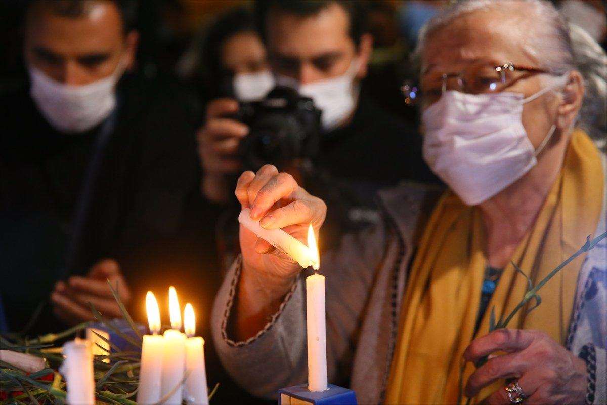 İzmir'de Rızabey Apartmanı'nın önüne karanfiller bırakıldı