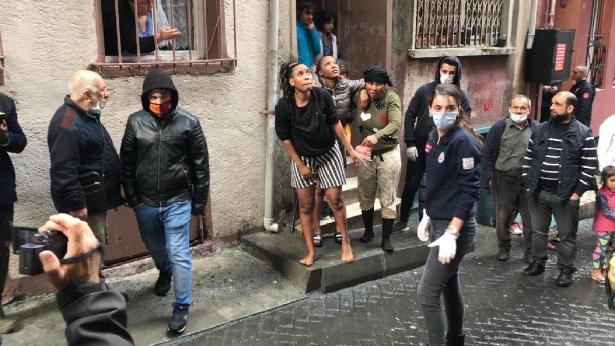 Beyoğlu'nda yanan binadan kayarak kurtuldu