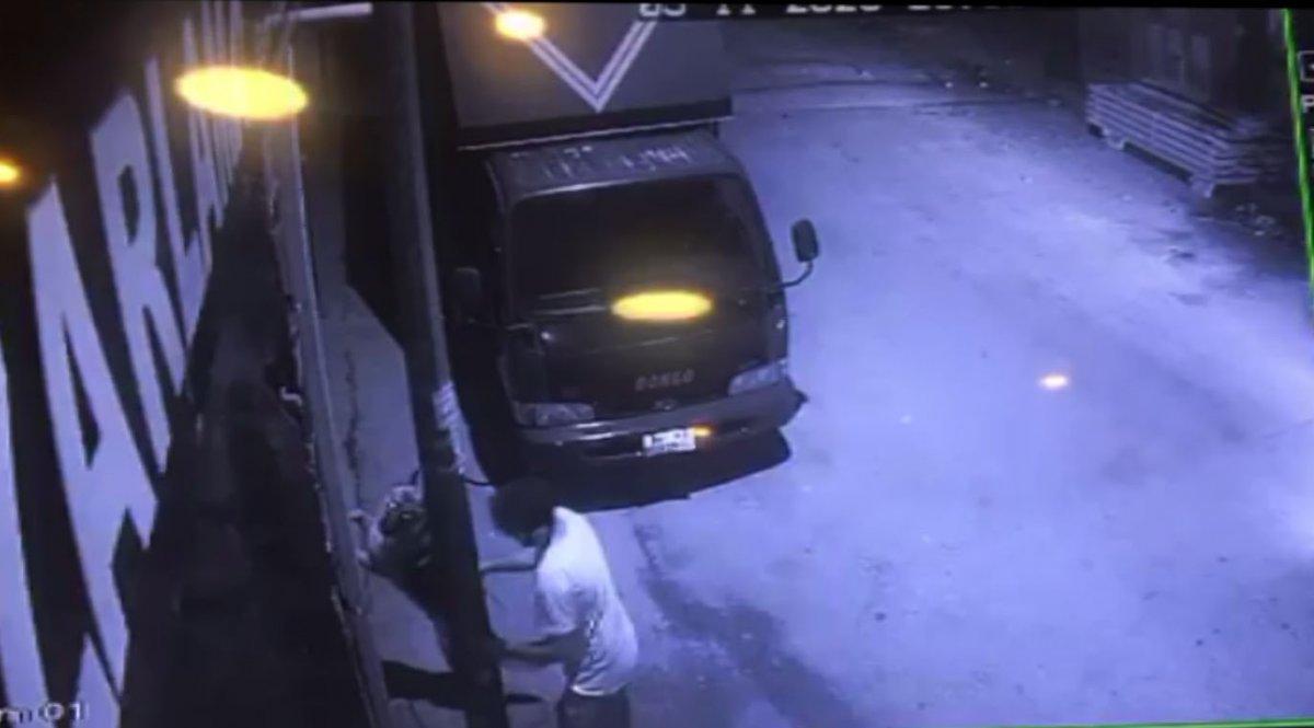 Bursa'da köpek hırsızı kameraya yakalandı