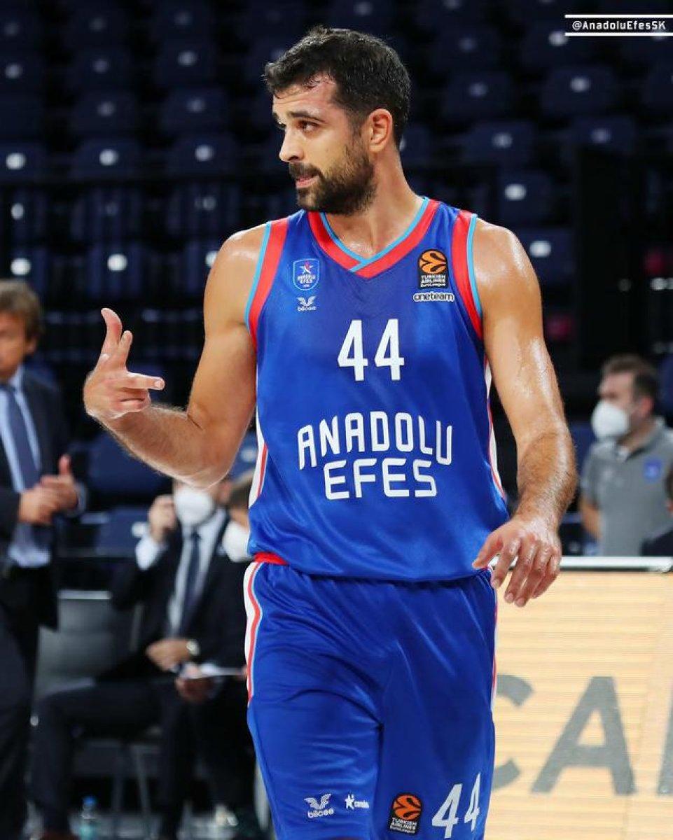 Anadolu Efes, Maccabi Playtika'yı yendi