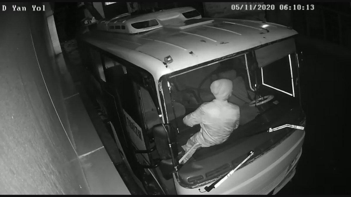 Kağıthane'de park halindeki minibüsün kundaklanma anı