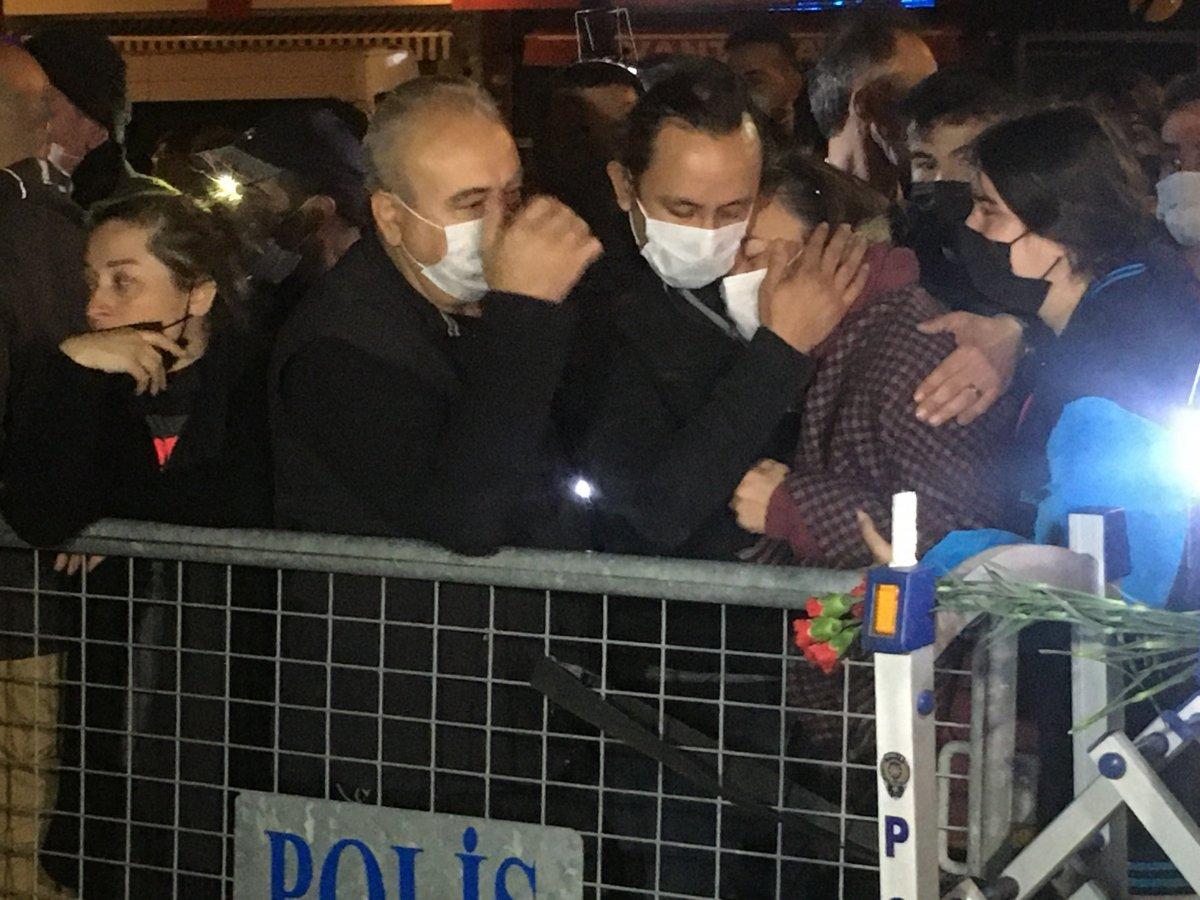 İzmir'de Rızabey Apartmanı'nın önüne karanfiller bırakıldı