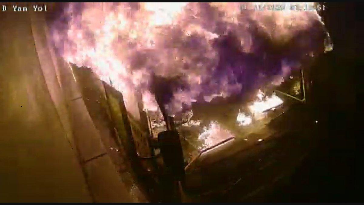 Kağıthane'de park halindeki minibüsün kundaklanma anı