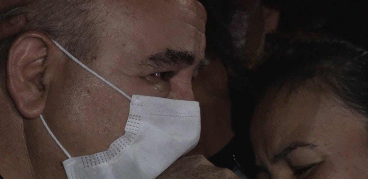 İzmir'de Rızabey Apartmanı'nın önüne karanfiller bırakıldı