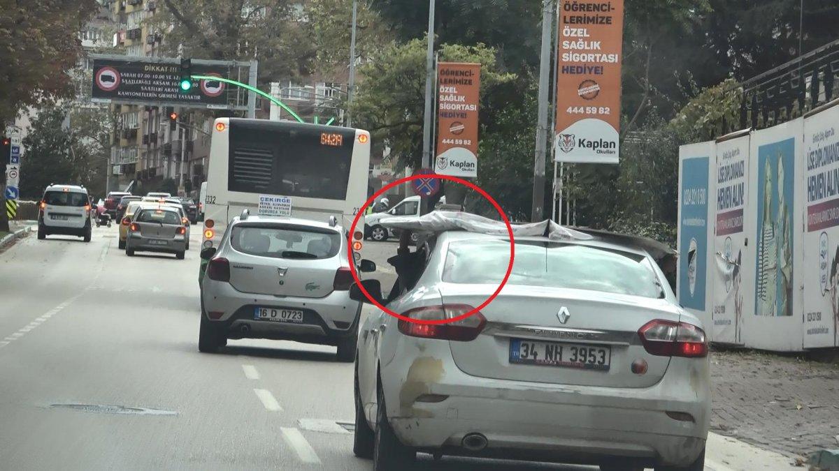 Bursa’da bir eli direksiyonda diğer eli suntada olan sürücüye ceza
