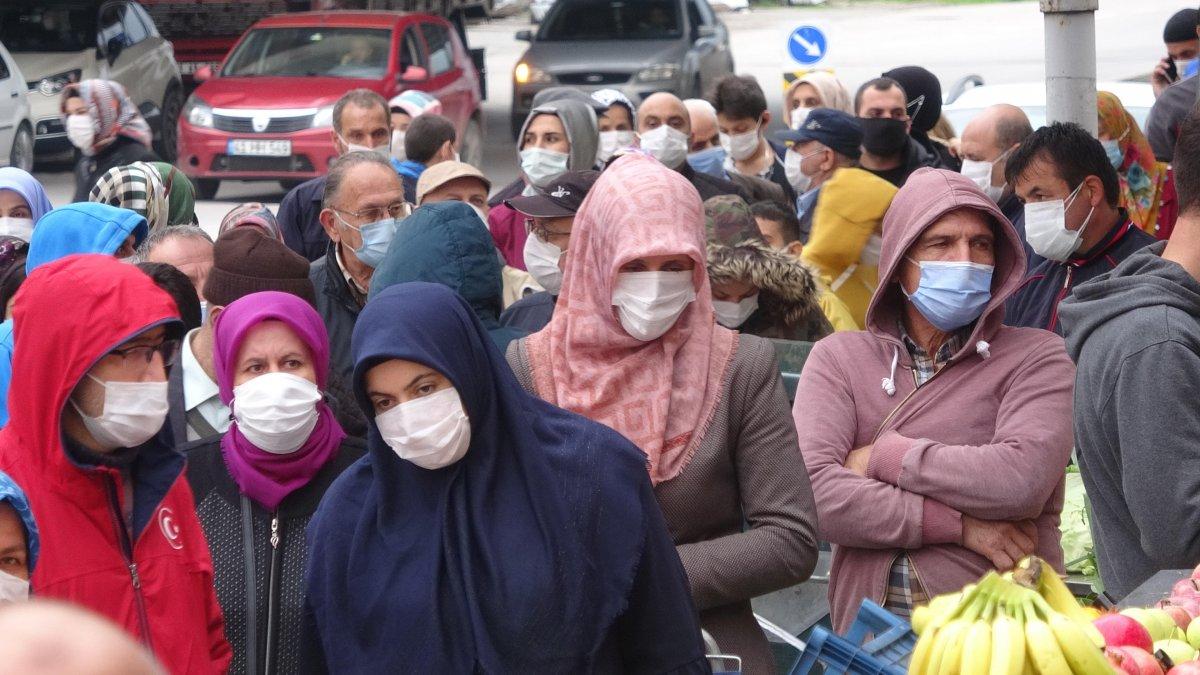Kocaeli'de markette indirim yapılınca koronavirüs tedbirleri unutuldu