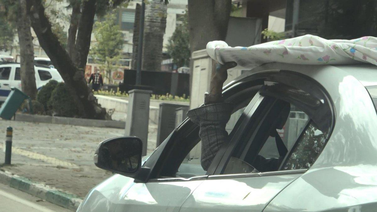 Bursa’da bir eli direksiyonda diğer eli suntada olan sürücüye ceza