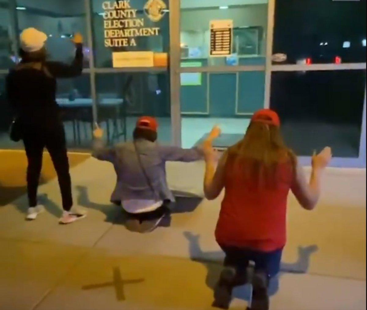 Trump destekçileri oy sayım merkezleri önünde dua ediyor