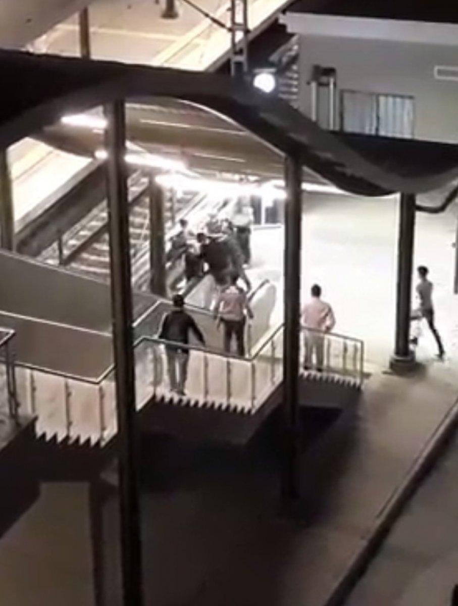 Marmaray’da kadın güvenlik görevlisine küfreden kişiye linç girişimi