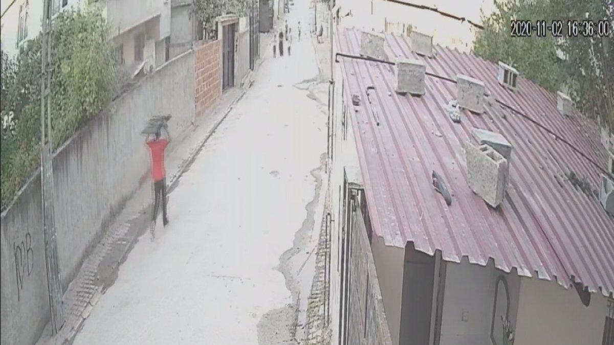 Adana’da çaldığı televizyonu başında taşıdı