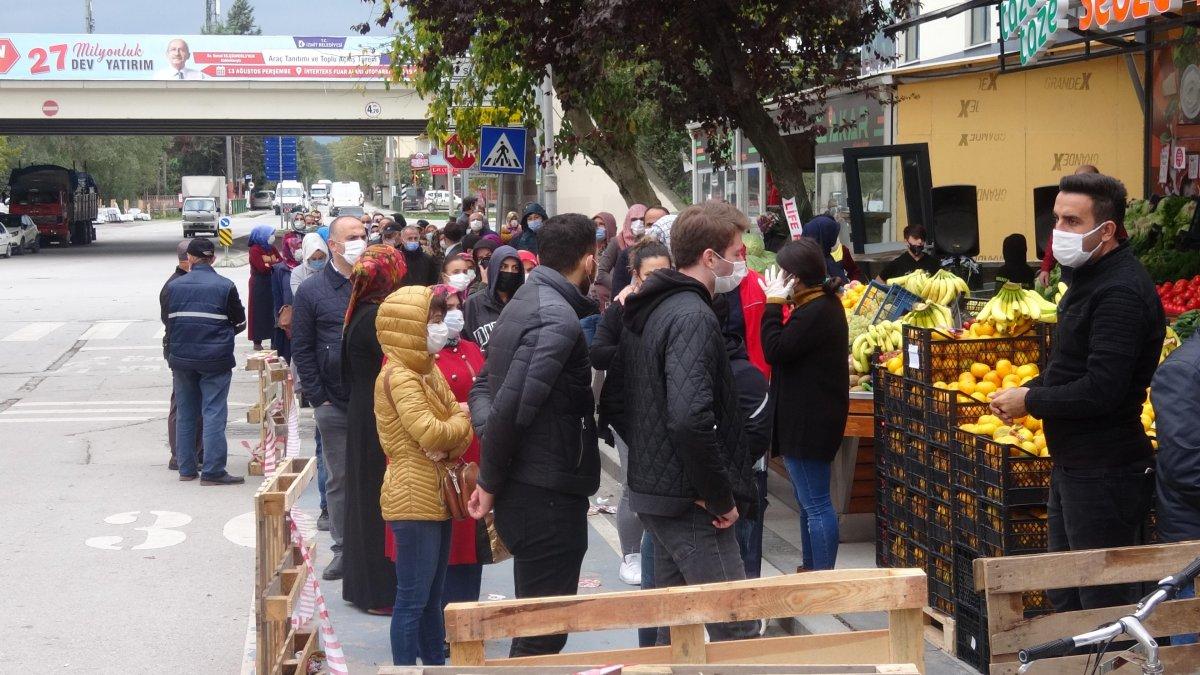 Kocaeli'de markette indirim yapılınca koronavirüs tedbirleri unutuldu