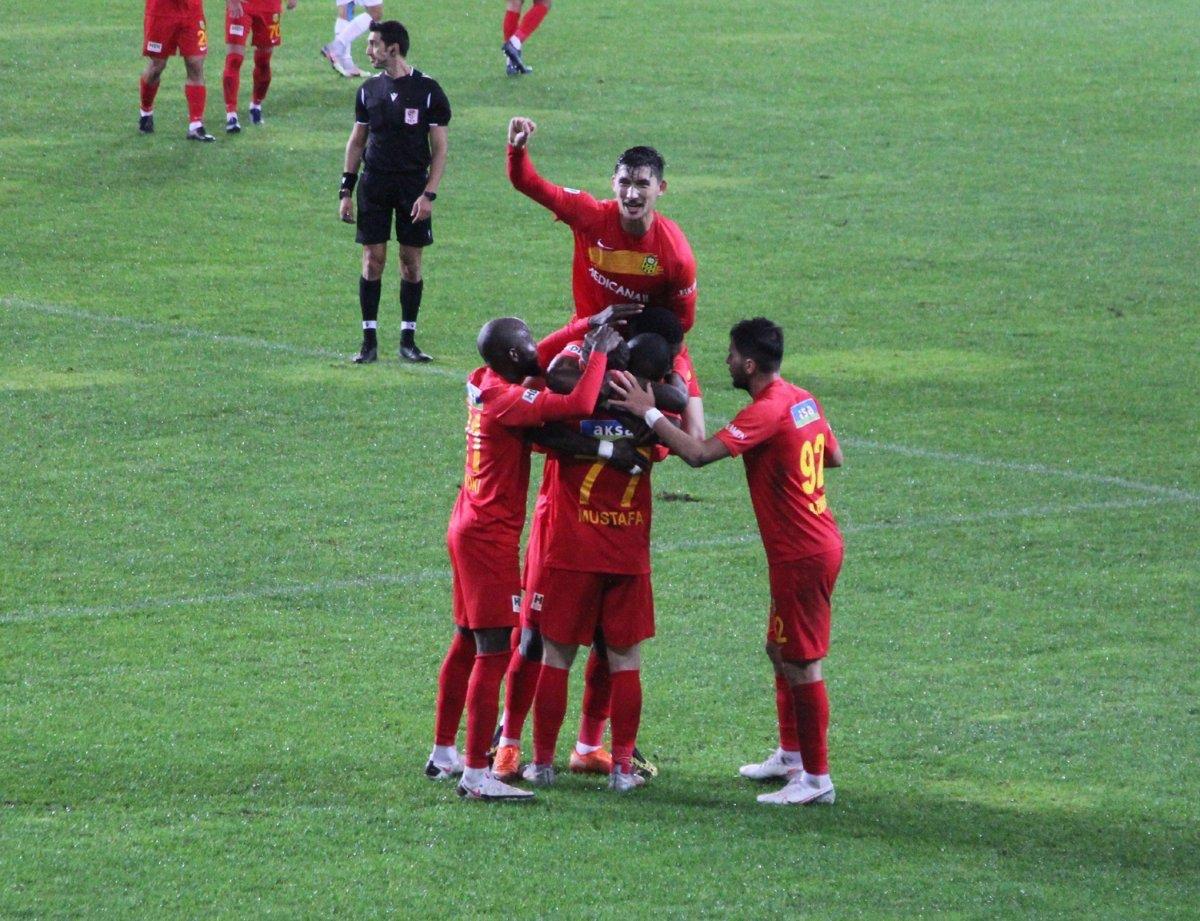 Adem Büyük'ten Hopaspor'a maddi destek