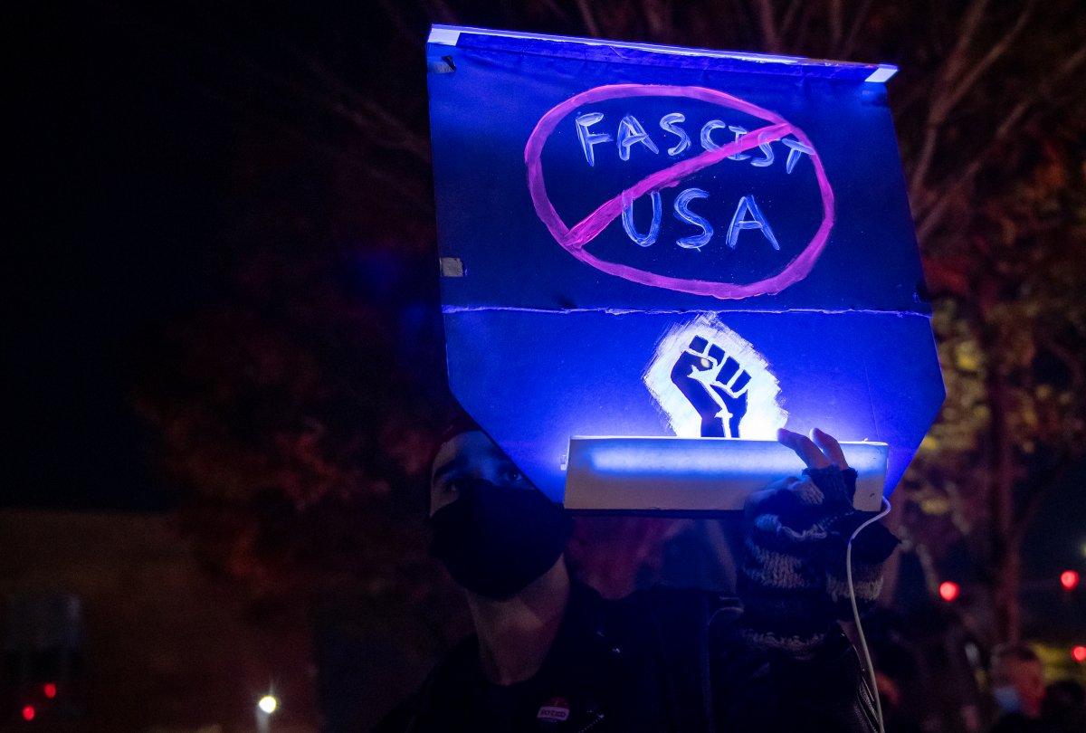 Trump destekçileri ağır silahlarla sokaklarda