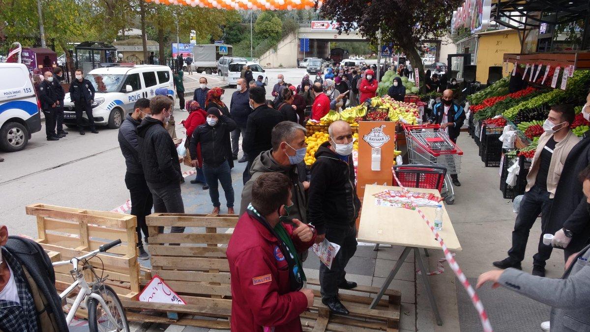 Kocaeli'de markette indirim yapılınca koronavirüs tedbirleri unutuldu