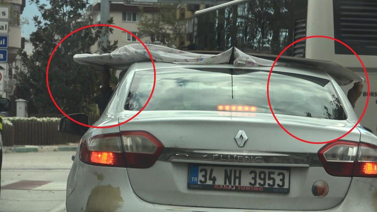 Bursa’da bir eli direksiyonda diğer eli suntada olan sürücüye ceza