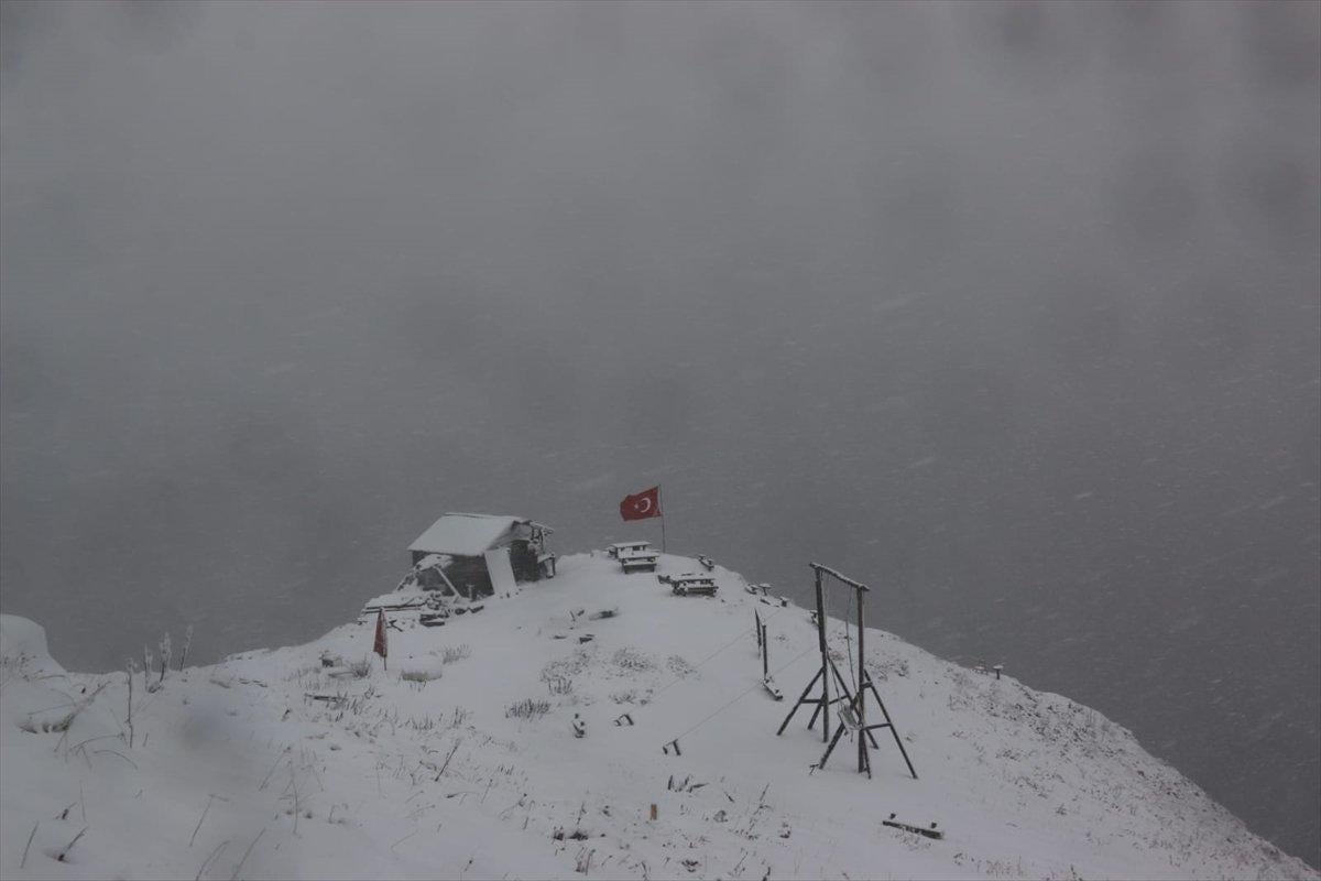 Kaçkar Dağları'ndaki yaylalara kar yağdı