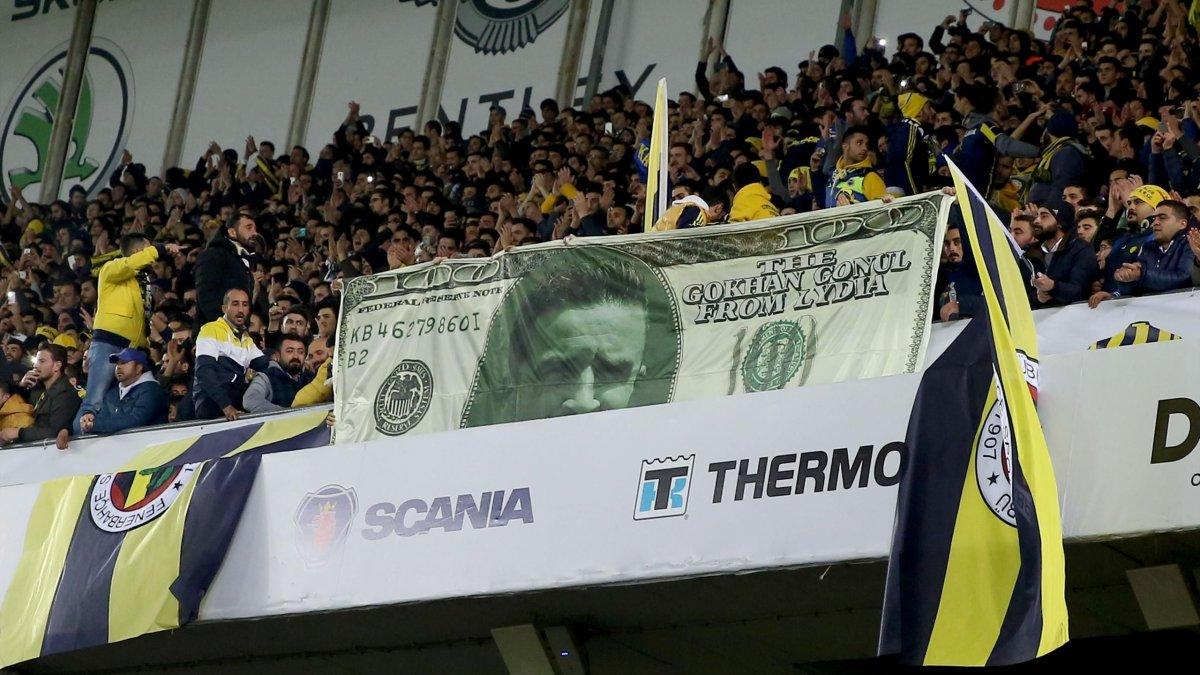 Caner ve Gökhan Fenerbahçe amblemini öptü