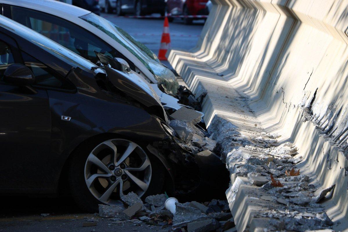 İzmir depreminde beton blokların araçların üzerine düşme anı