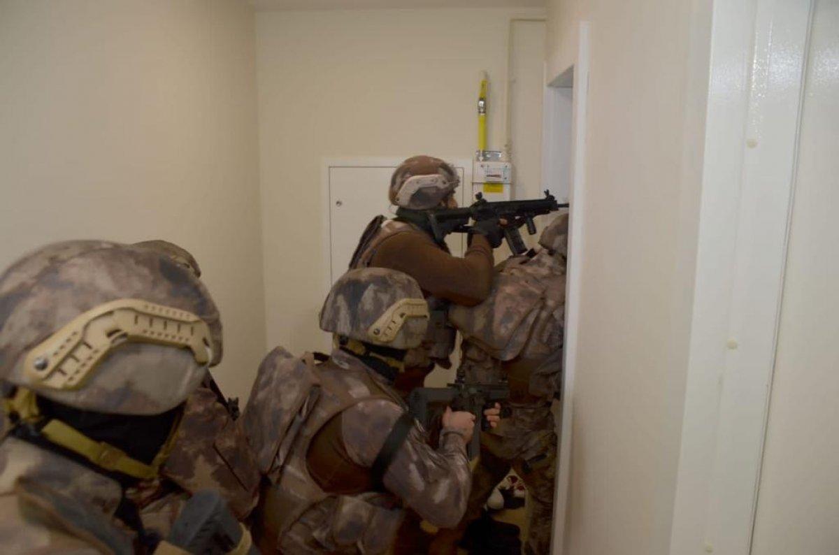 Kocaeli'de internet üzerinden dolandırıcılık yapan çete çökertildi