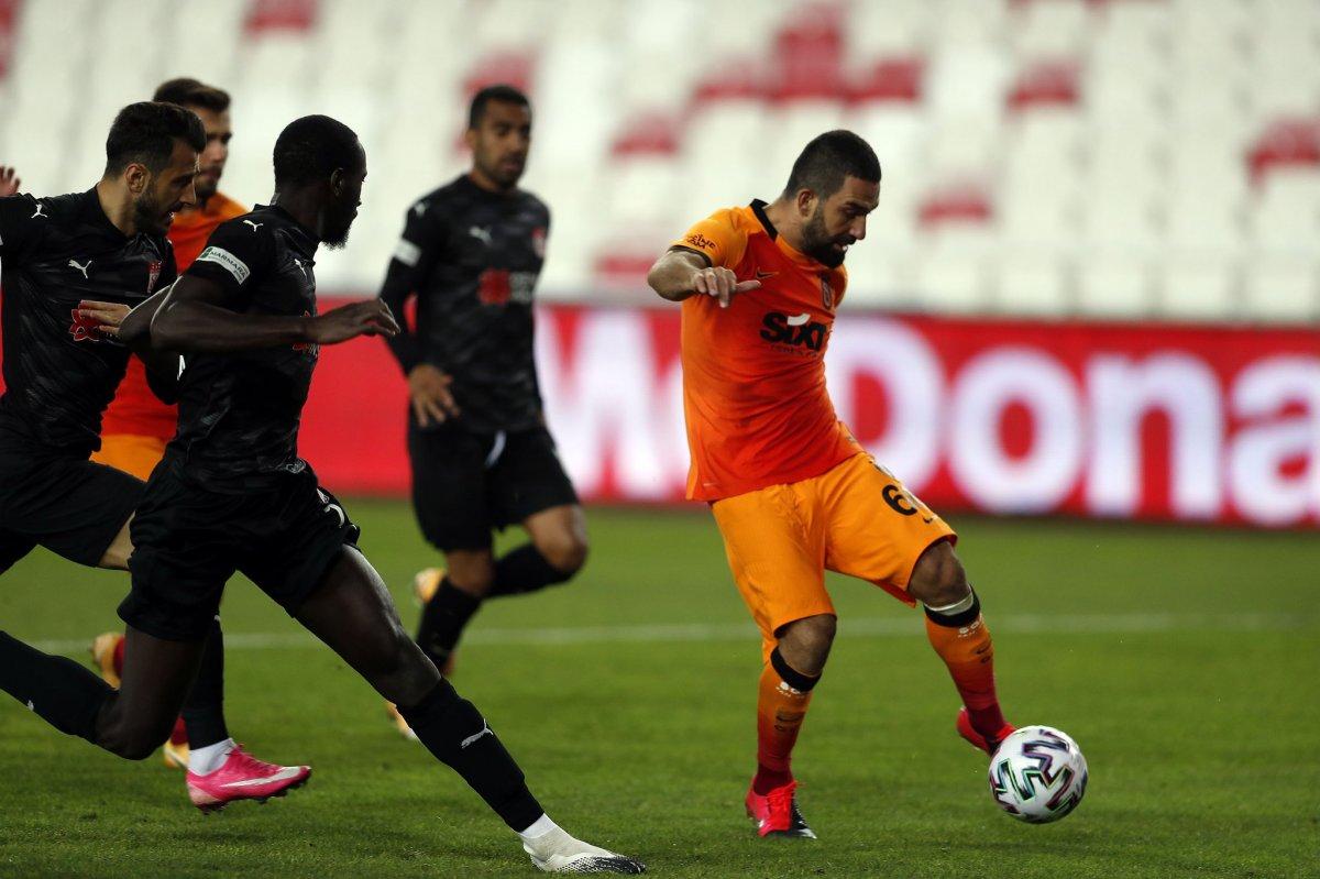 Arda Turan 9 yıl sonra Galatasaray formasıyla gol attı