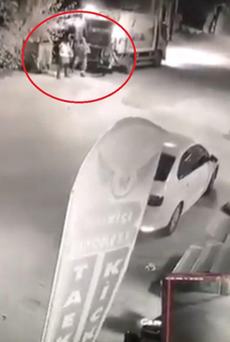 Osmaniye'de temizlik işçileri kendilerini müziğin ritmine kaptırdı