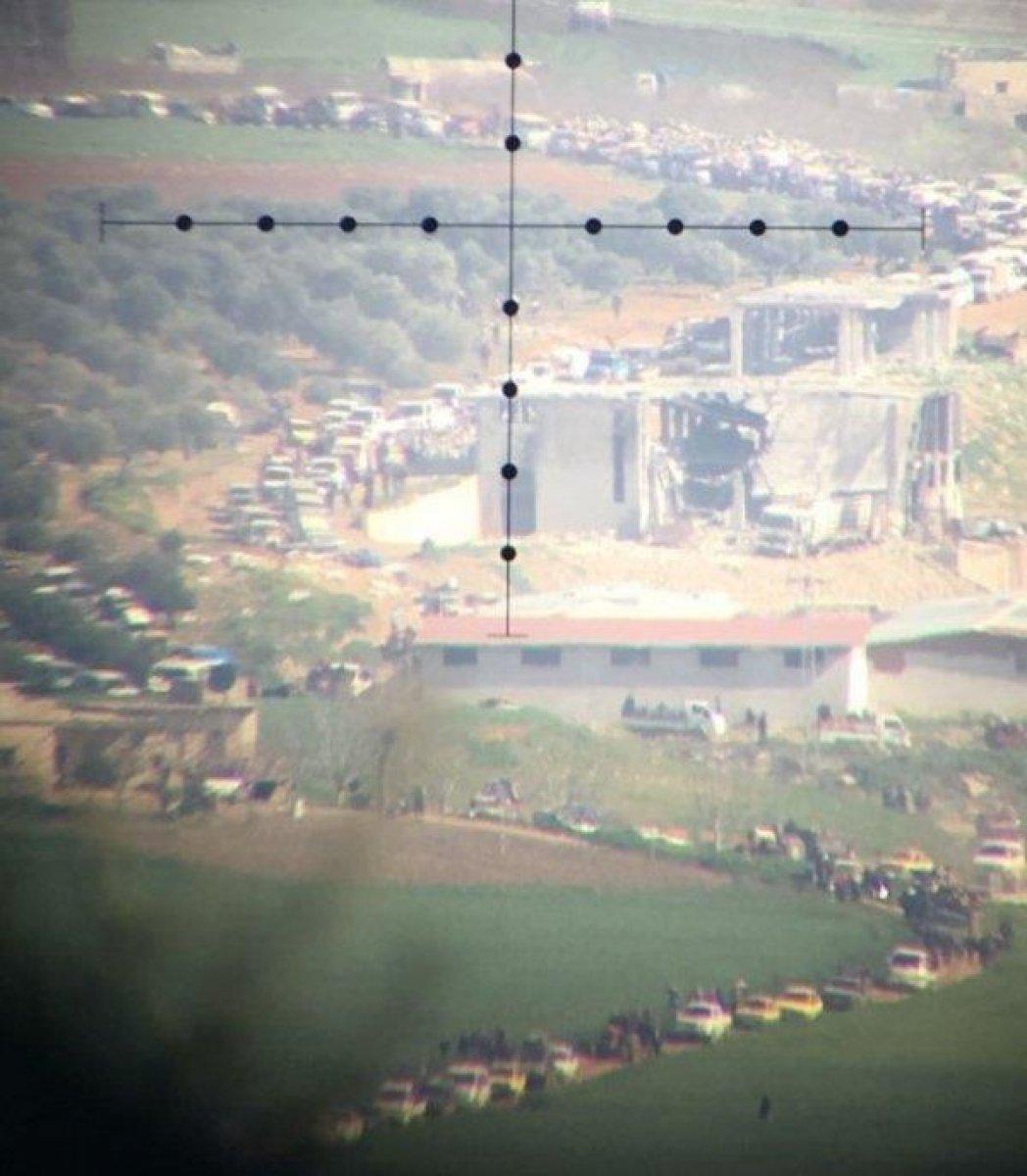 Hankendi'den Erivan'a kaçan Ermenilerin araç kuyruğu