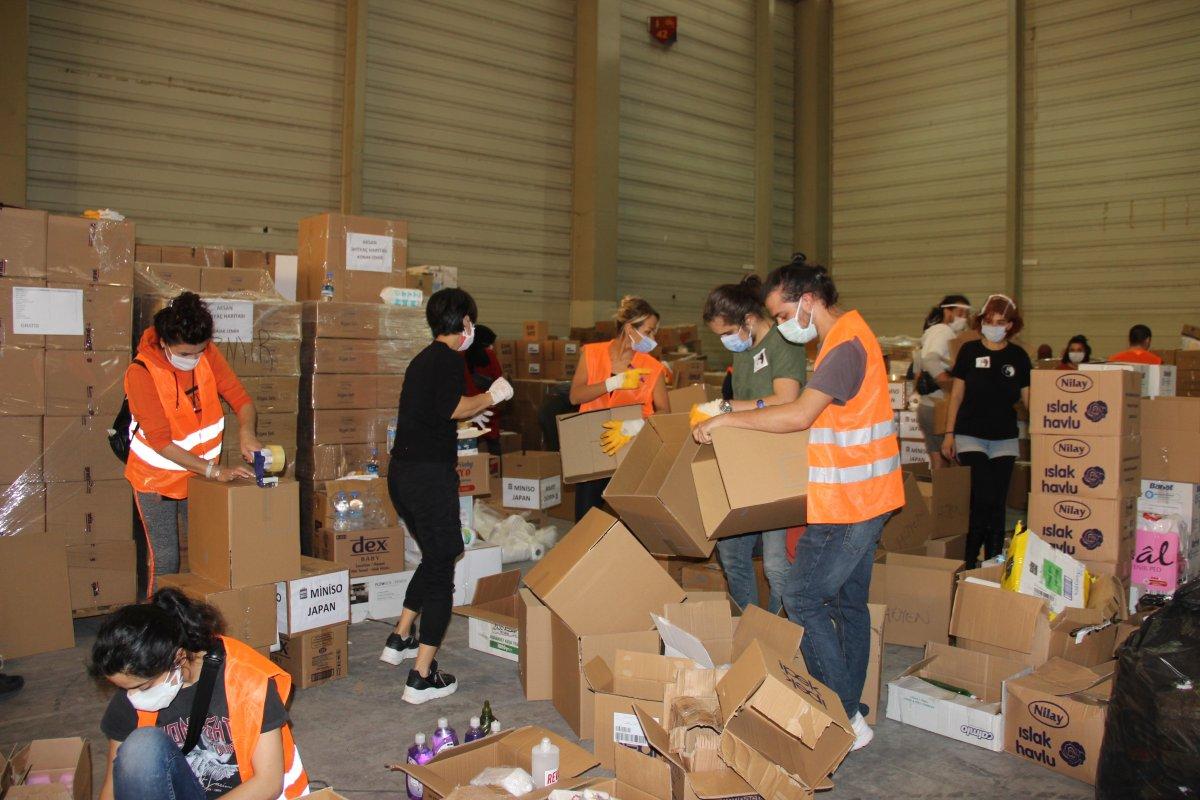 İzmir'de enkaz başında ağlayan görevli şimdi de yardım deposunda çalışıyor