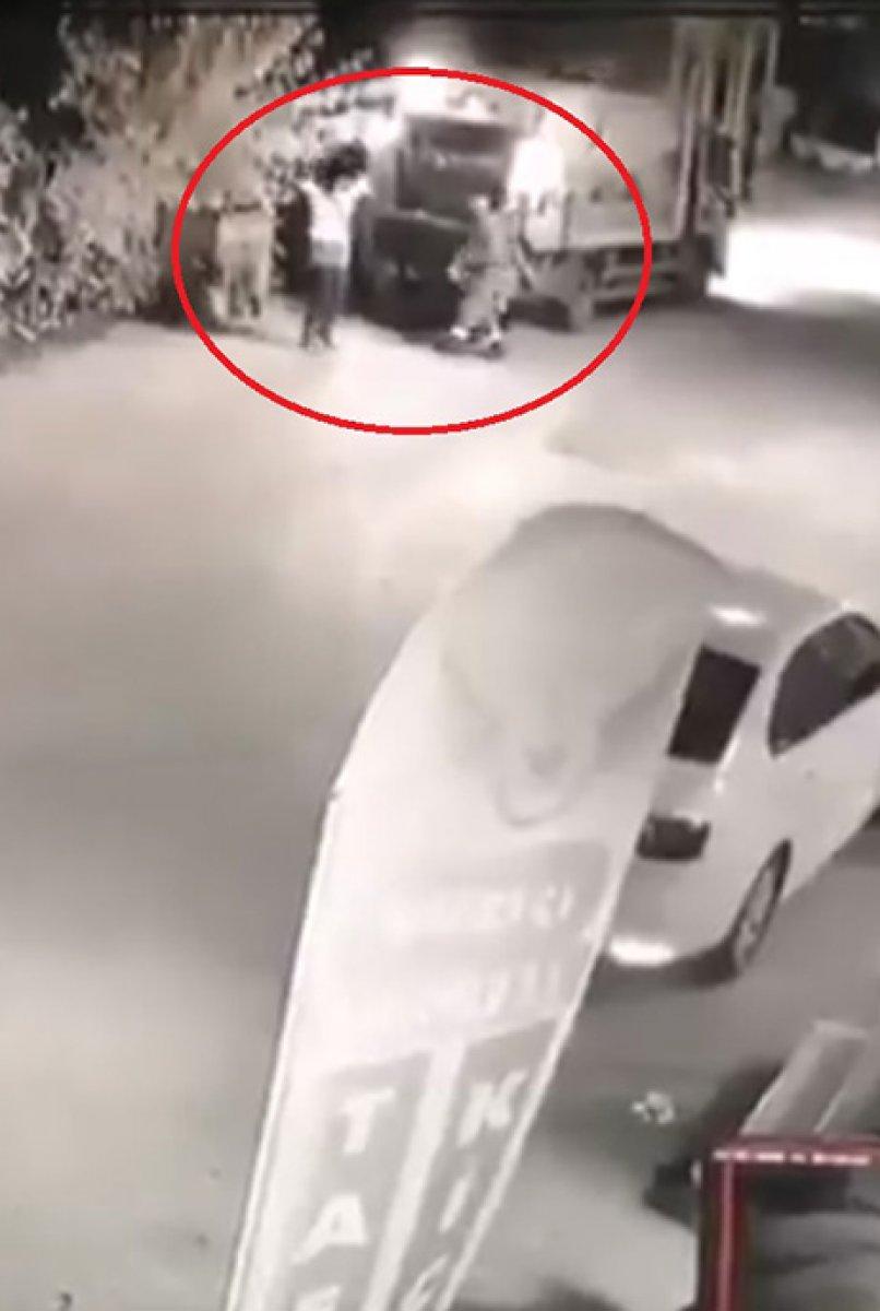 Osmaniye'de temizlik işçileri kendilerini müziğin ritmine kaptırdı