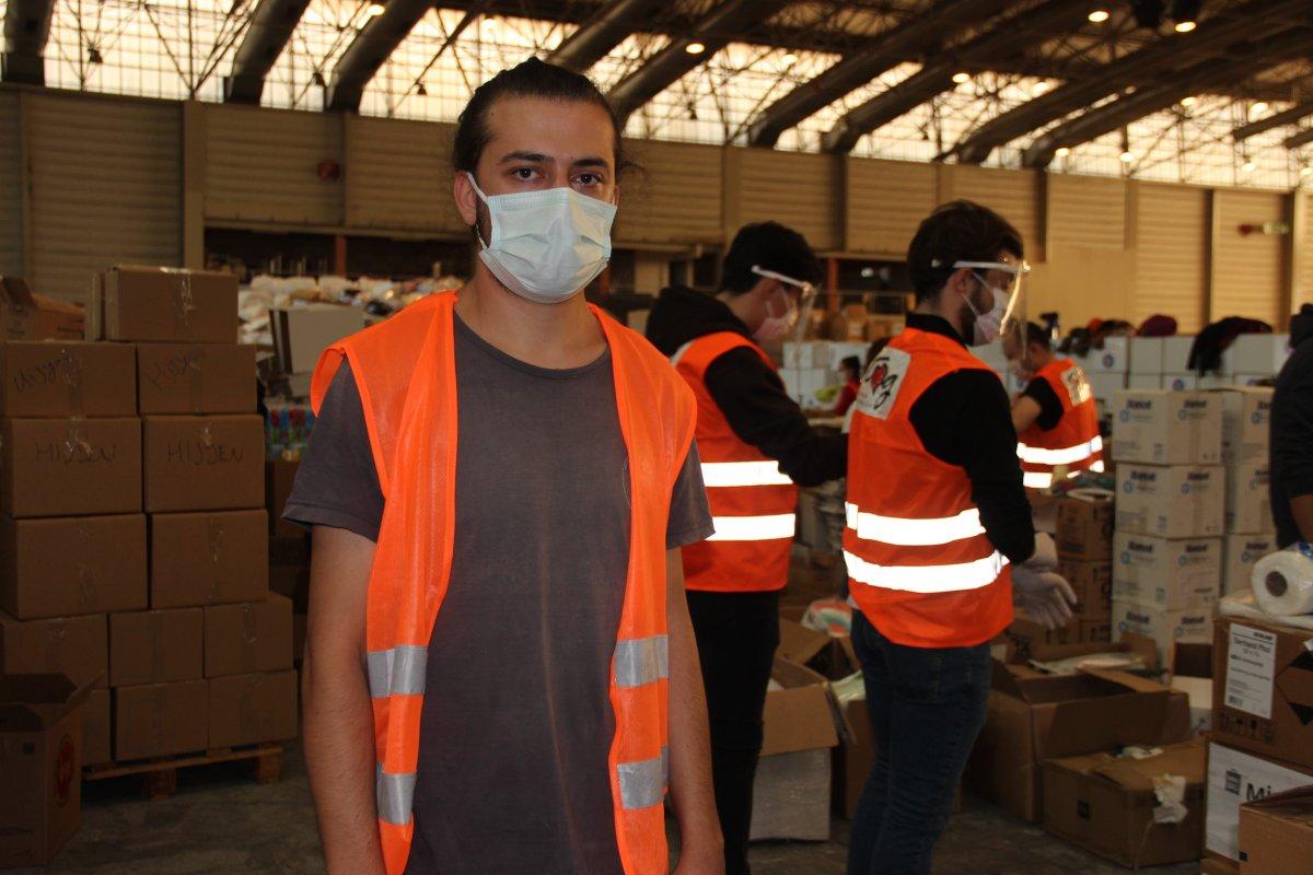 İzmir'de enkaz başında ağlayan görevli şimdi de yardım deposunda çalışıyor