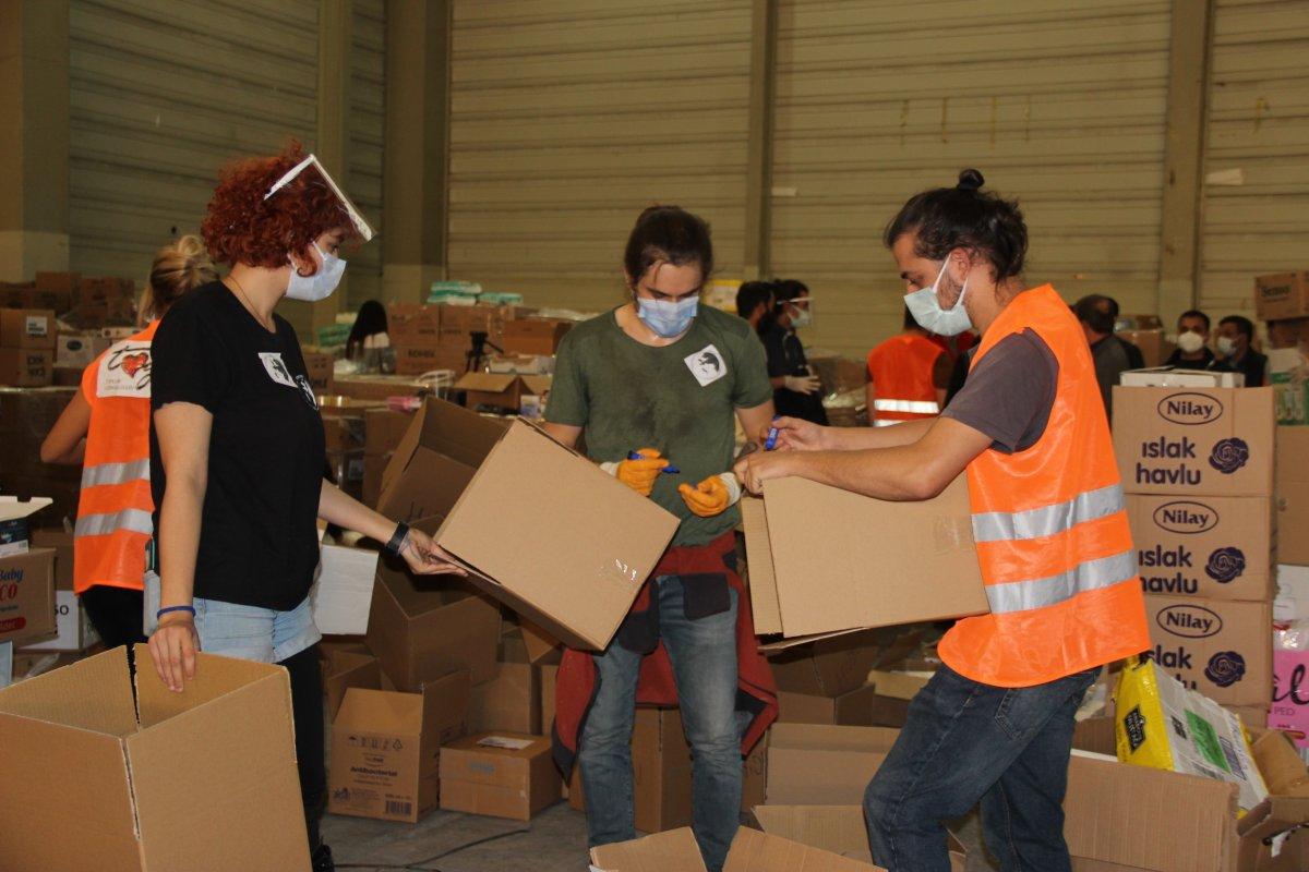 İzmir'de enkaz başında ağlayan görevli şimdi de yardım deposunda çalışıyor