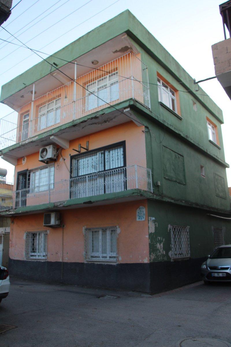 Adana'da sevgilisiyle kara çarşaf giydi, kocasının kuzenin altınlarını gasbetti