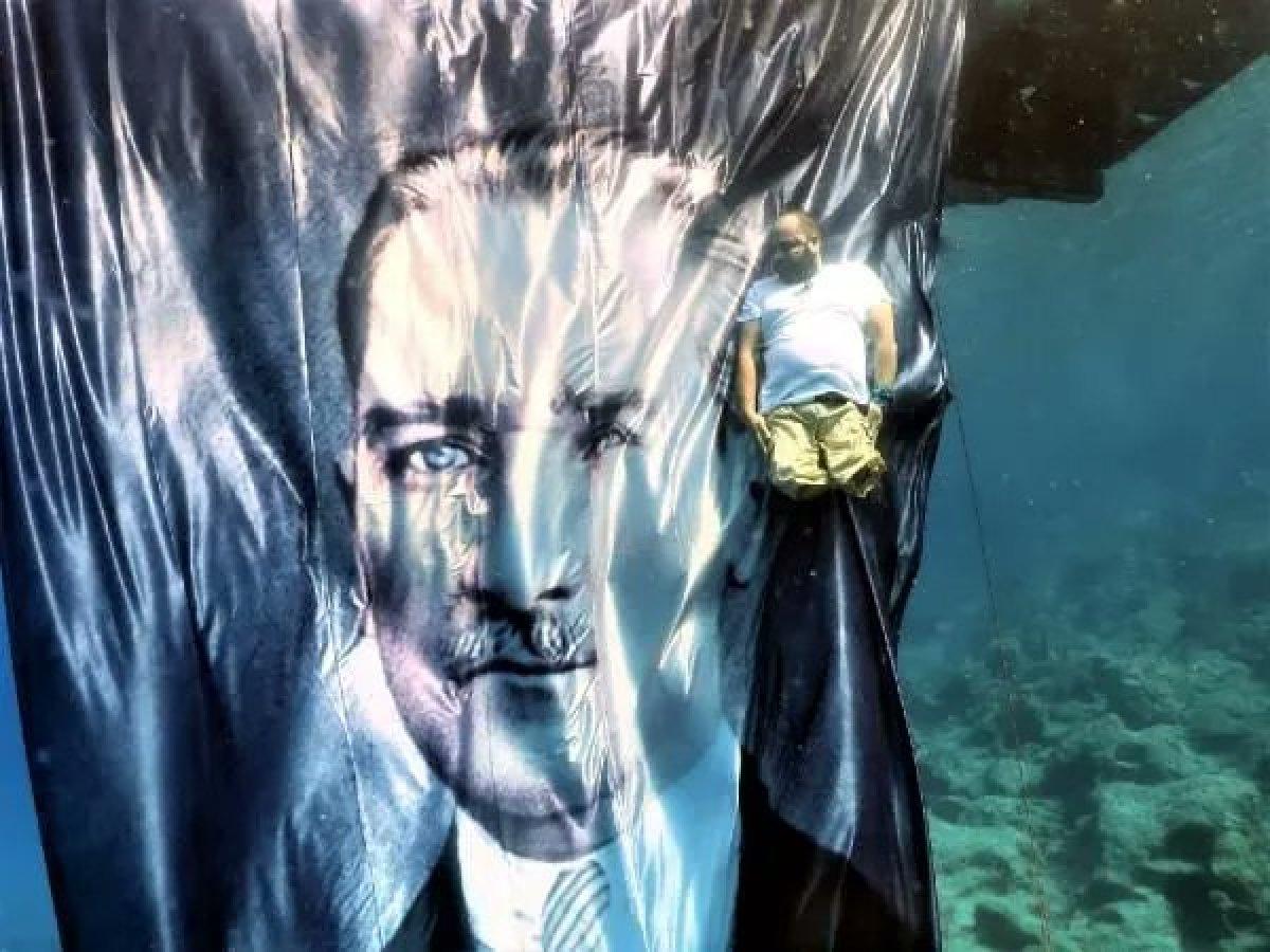 1999 depreminde bacaklarını kaybeden Ufuk'tan, su altında Atatürk'e saygı duruşu