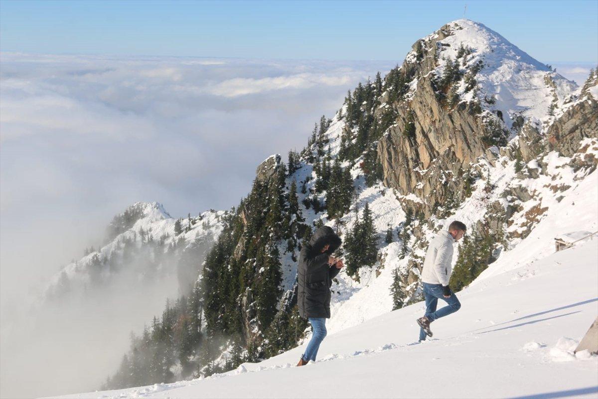 Kaçkar Dağları'nda oluşan bulut denizi, kartpostallık manzaralar oluşturdu