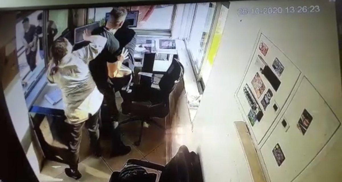 Esenyurt’ta kargo paketi kapısına çıkartılmayan kadın çılgına döndü