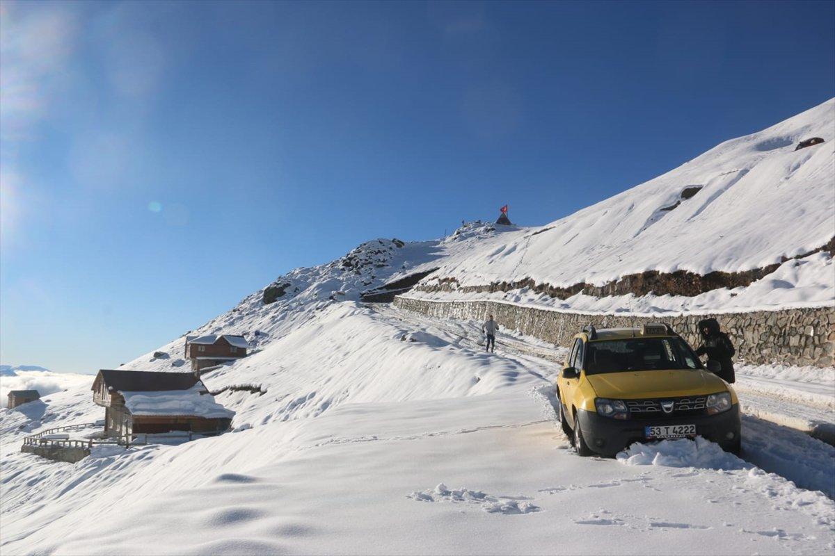 Kaçkar Dağları'nda oluşan bulut denizi, kartpostallık manzaralar oluşturdu