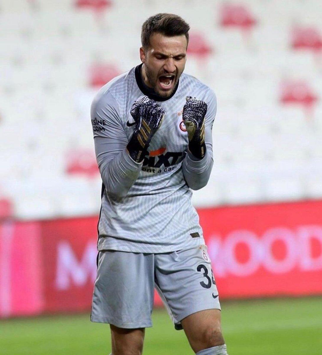 Okan Kocuk performansıyla alkış topladı