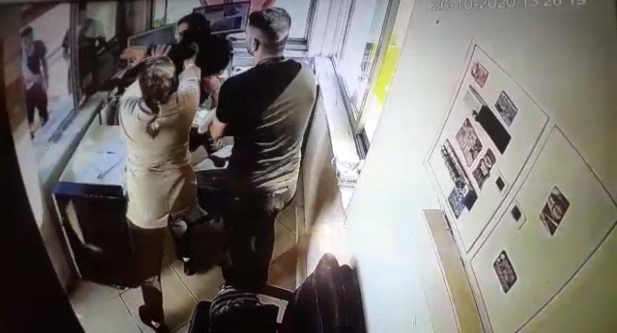 Esenyurt’ta kargo paketi kapısına çıkartılmayan kadın çılgına döndü