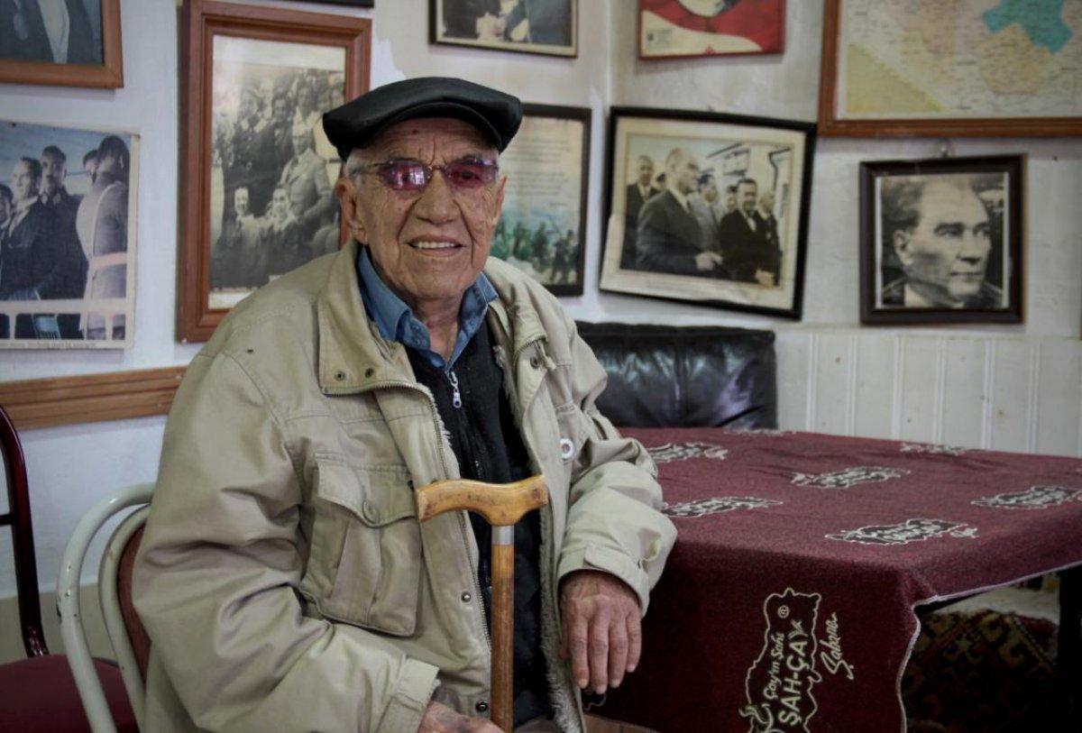 Bursa'da Atatürk posterleriyle donatılan kahvehane