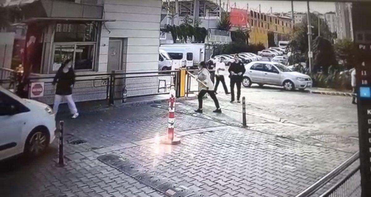 Esenyurt’ta kargo paketi kapısına çıkartılmayan kadın çılgına döndü