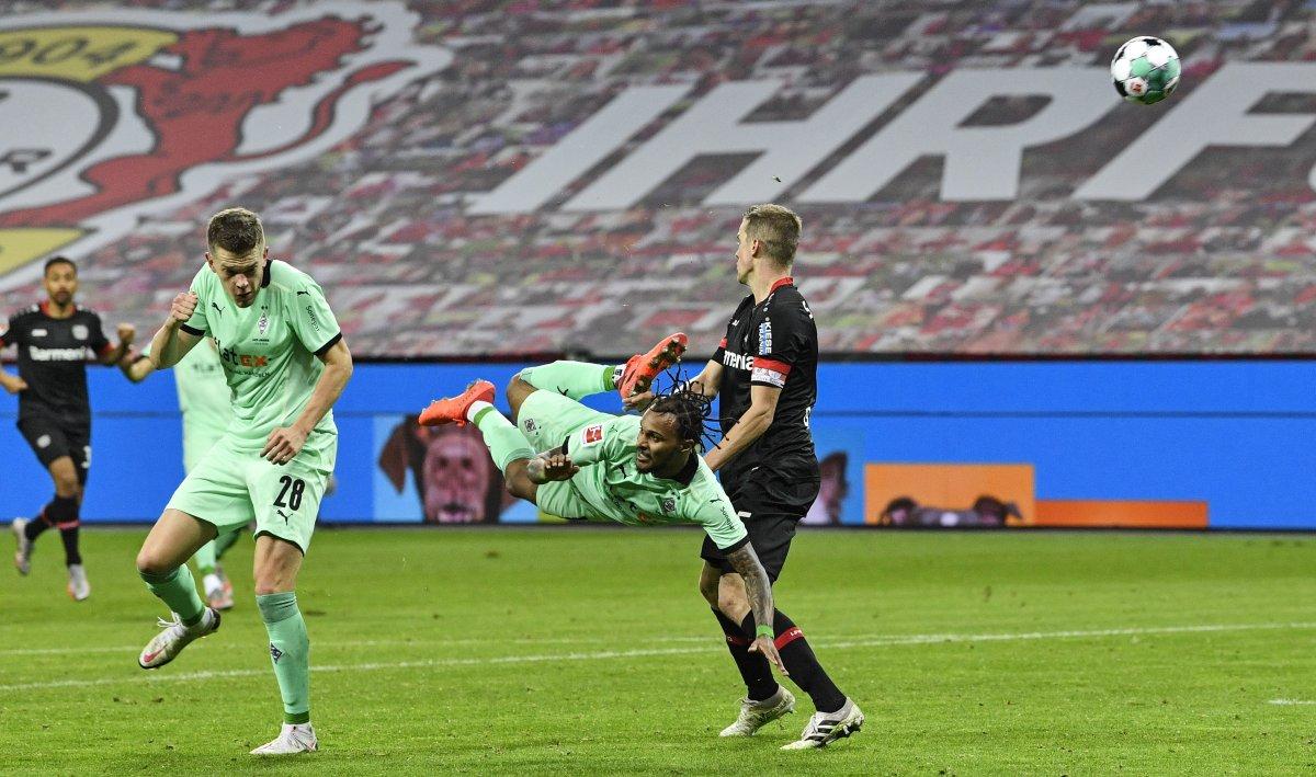 Valentino Lazaro, Leverkusen'e inanılmaz bir gol attı