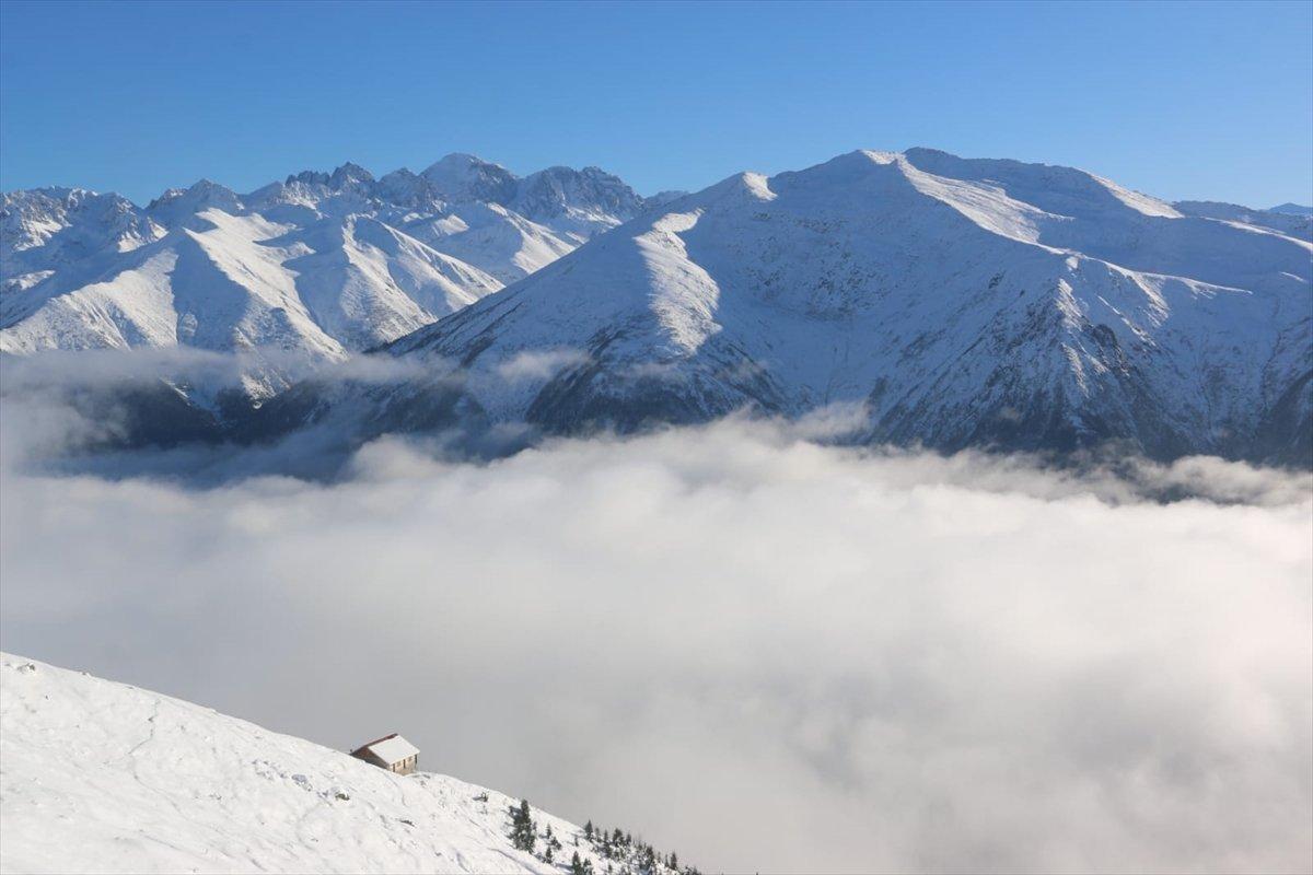Kaçkar Dağları'nda oluşan bulut denizi, kartpostallık manzaralar oluşturdu