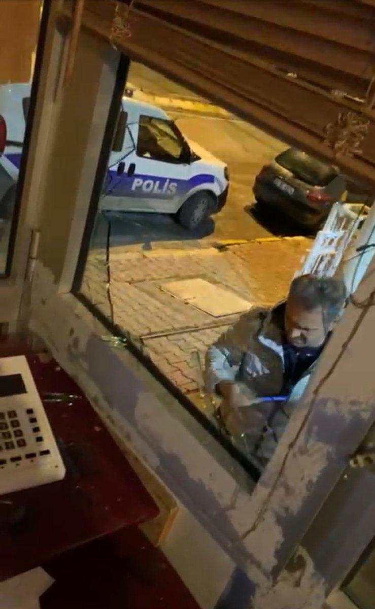 Pendik'te site sakininin güvenlik görevlisine saldırdığı anlar