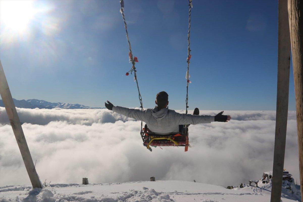 Kaçkar Dağları'nda oluşan bulut denizi, kartpostallık manzaralar oluşturdu