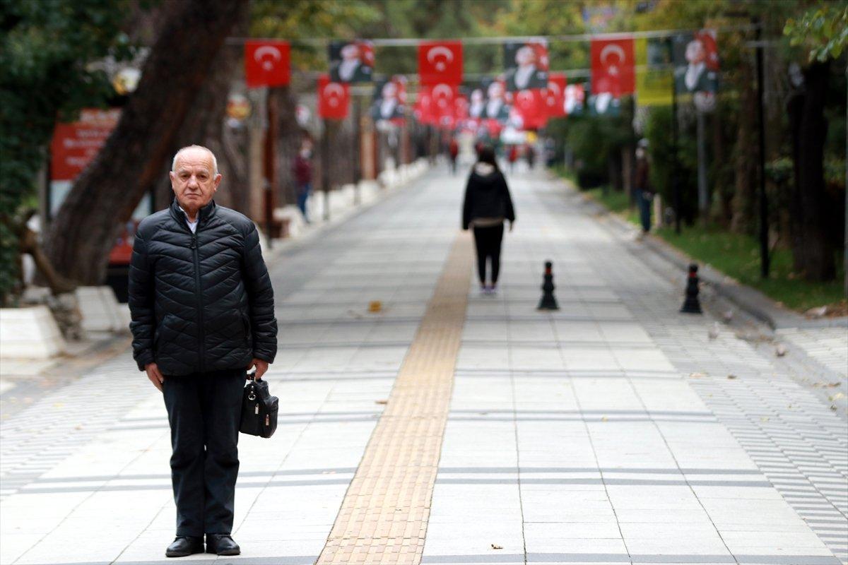 Türkiye, Büyük Önder Mustafa Kemal Atatürk'ü saygı duruşuyla andı