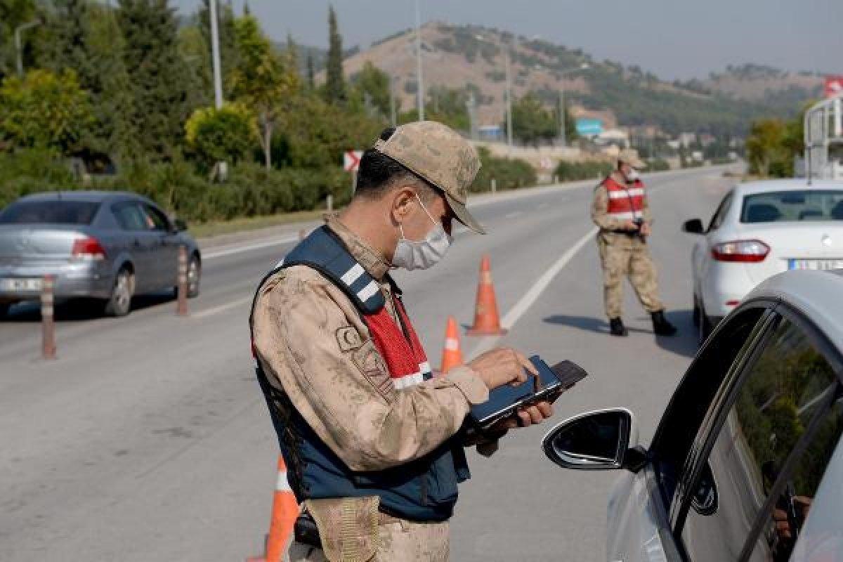 Hatay'da jandarma kontrolünde silahını gösteren Suriyeli yakalandı