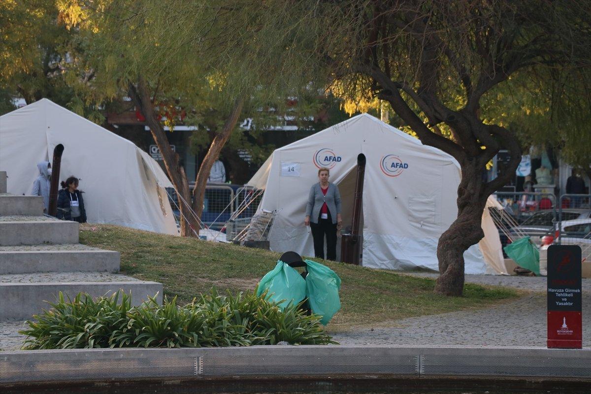 İzmirli depremzedeler, Mustafa Kemal Atatürk'ü andı