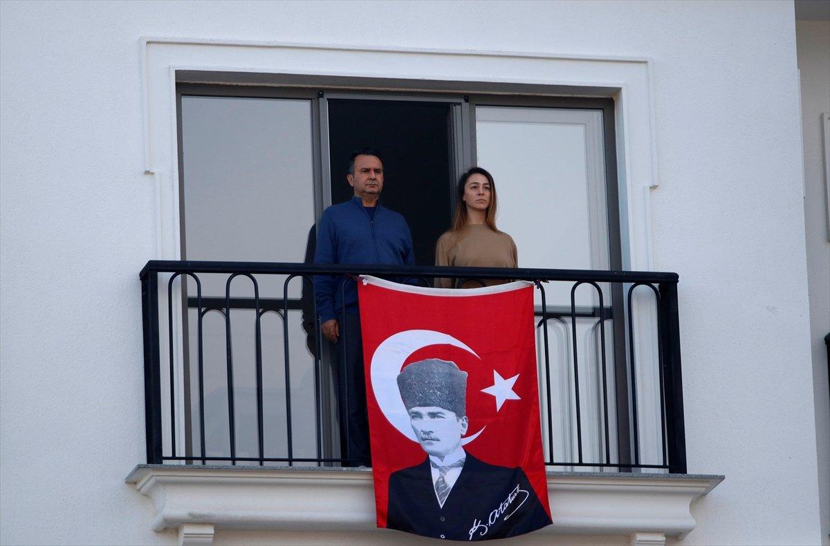 Türkiye, Büyük Önder Mustafa Kemal Atatürk'ü saygı duruşuyla andı