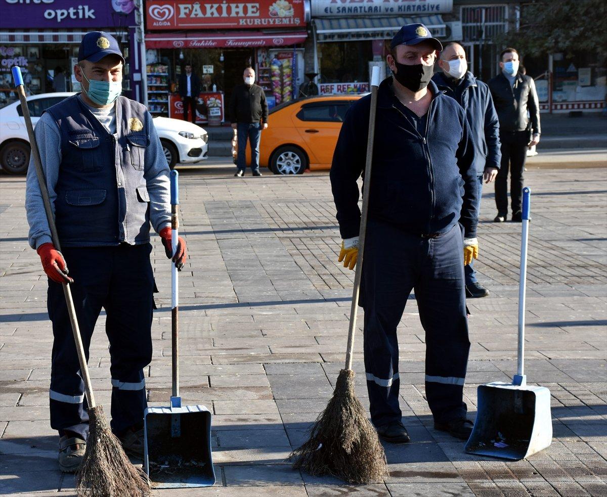 Türkiye, Büyük Önder Mustafa Kemal Atatürk'ü saygı duruşuyla andı