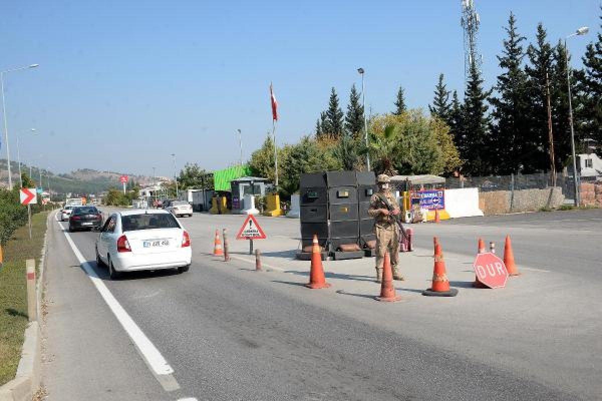 Hatay'da jandarma kontrolünde silahını gösteren Suriyeli yakalandı
